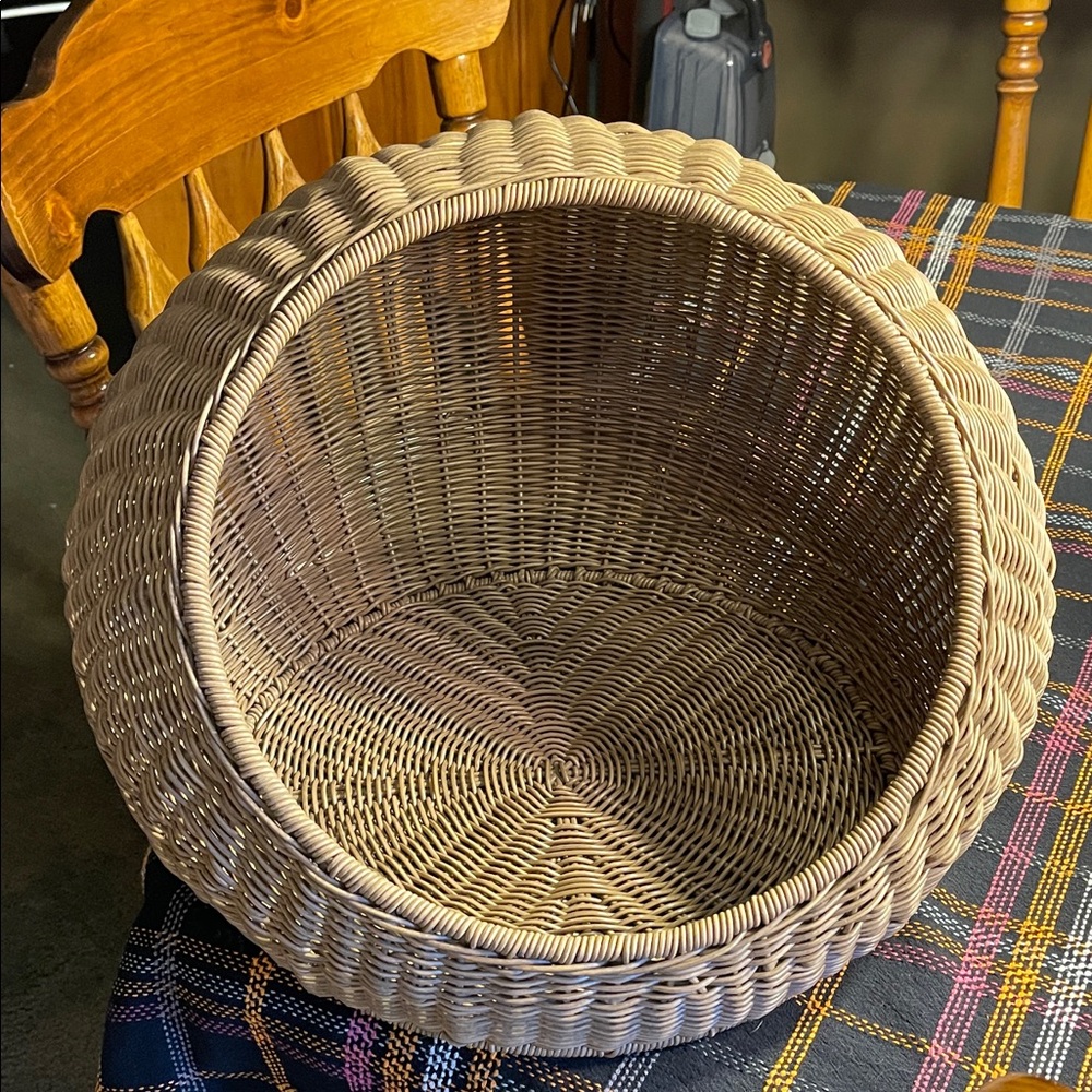 Large ratan cat bed